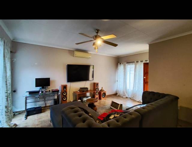 3 BEDROOM TOWNHOUSE FOR SALE IN VANDERBIJLPARK CE 2